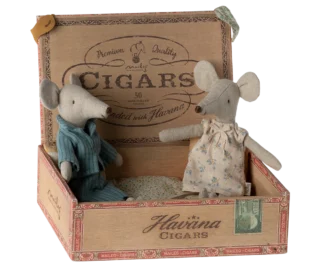 Ratones Papá y Mamá durmiendo en caja de cigarros Maileg