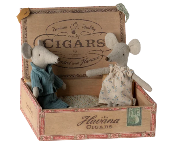 Ratones Papá y Mamá durmiendo en caja de cigarros Maileg