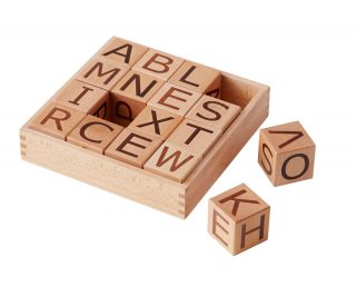 Cubos de madera con letras mayúsculas de Neo de Kids Concept