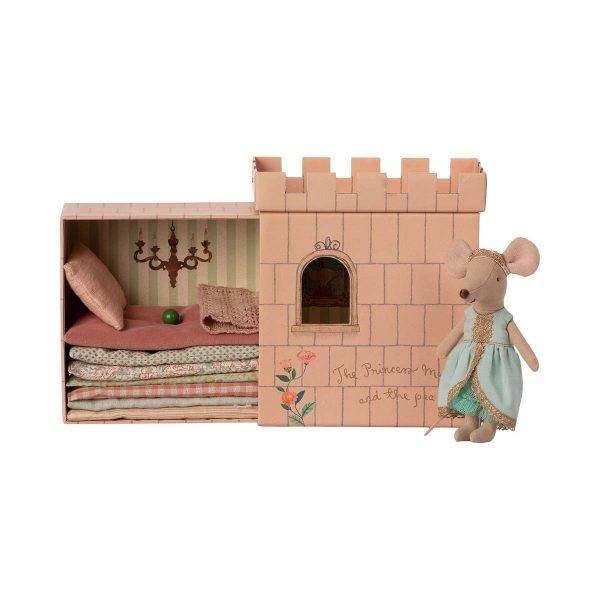 Ratoncita Princesa del guisante Maileg en su castillo