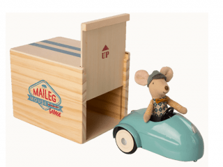 Ratoncito Maileg en su coche azul con garaje