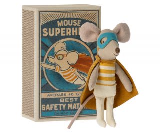 Ratoncito Maileg super héroe en cajita de cerillas